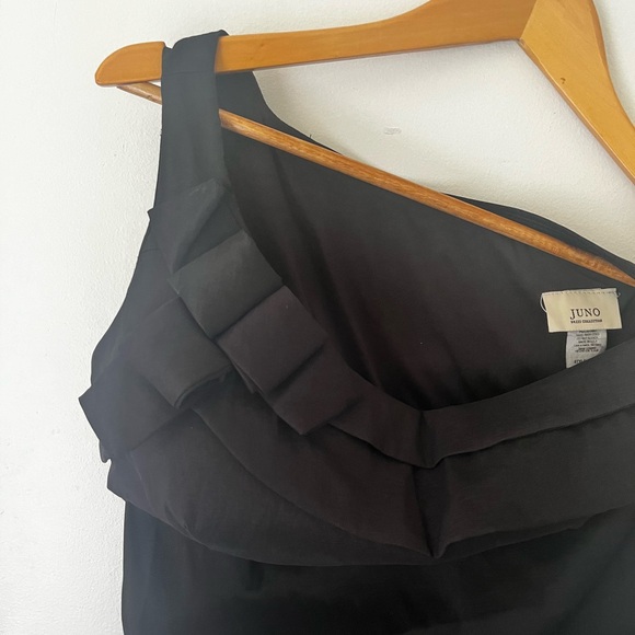 Gorgeous dress. Middle ruches up. Slight mermaid fit, one shoulder - Picture 7 of 8